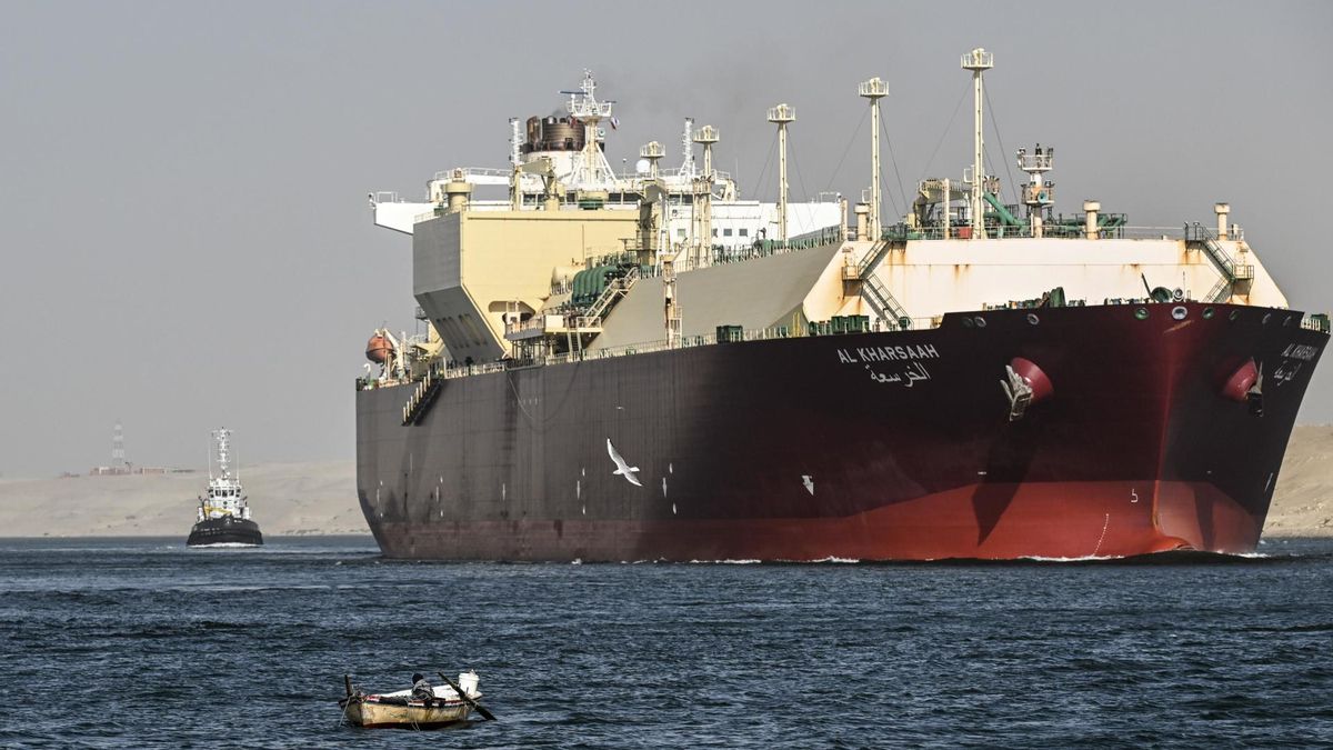 Egipto informa del incendio de dos buques de gas natural en el puerto mediterráneo de Damieta