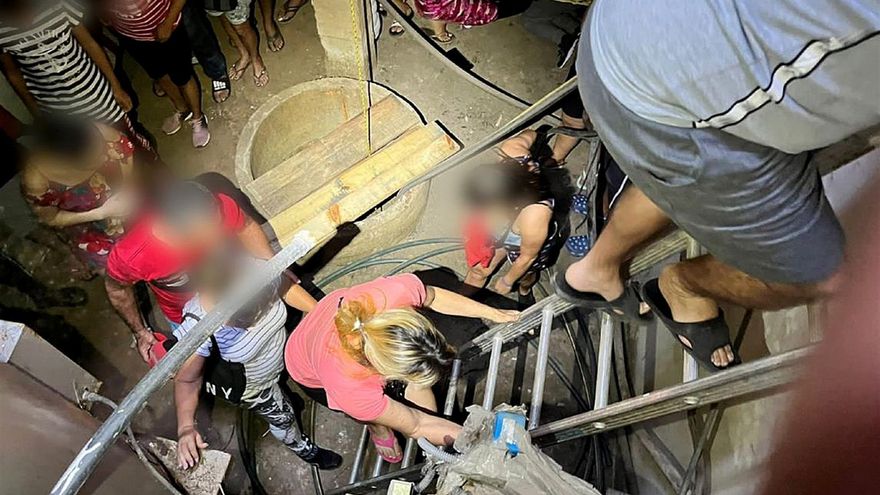 Hallan a 70 migrantes en pozo de agua y cuarto de máquinas de hotel en México