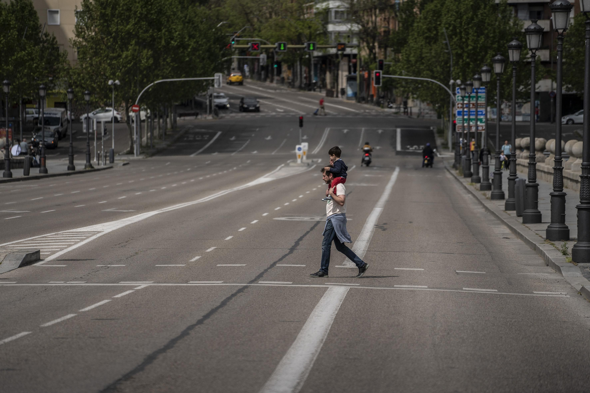 Padre lleva a su hijo a hombros por Madrid