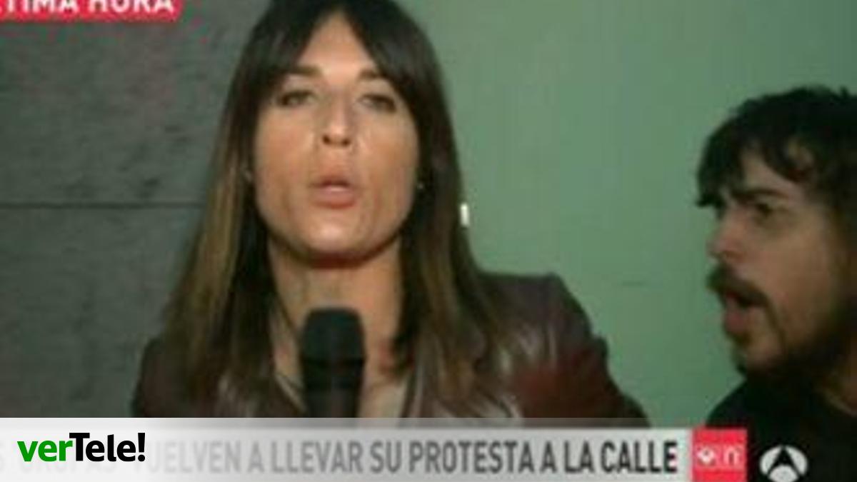 Un okupa de Barcelona hostiga a la reportera de Antena 3 en pleno directo