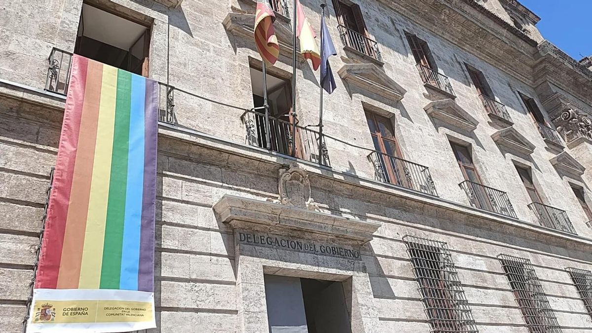 Bandera LGTBI en la fachada de la Delegación del Gobierno en València.