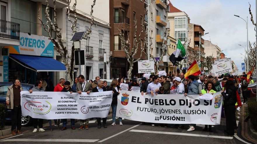 Don Benito y Villanueva 'se mojan' en la calle por la fusión, que sigue bloqueada en los despachos