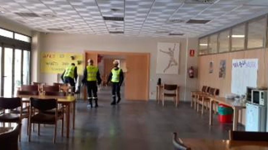 Agentes de la UME desinfectando el lugar el 30 de marzo de 2020, durante la primera ola de Covid-19, que se cobró varias víctimas el pasado otoño