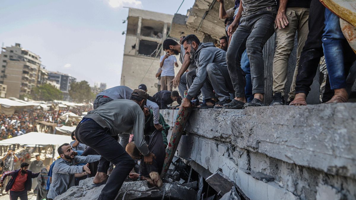 Palestinos desplazados internamente recuperan un cuerpo de los escombros de un edificio destruido tras un ataque aéreo israelí en el barrio de Al Remal en la ciudad de Gaza, norte de la Franja de Gaza, el 3 de junio de 2025. EFE/EPA/MOHAMMED SABER -- ATENCIÓN EDITORES: CONTENIDO GRÁFICO