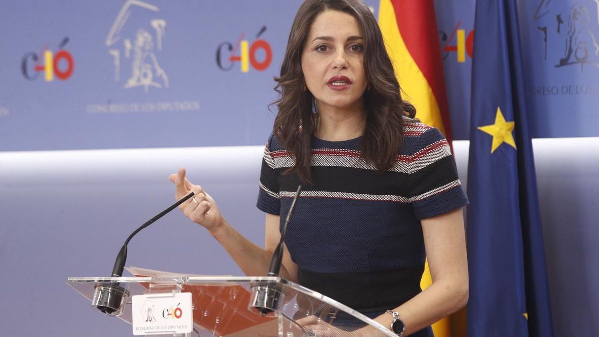 Arrimadas cree que Valls se equivoca al apoyar a Colau pero asegura que trabajarán juntos los próximos cuatro años