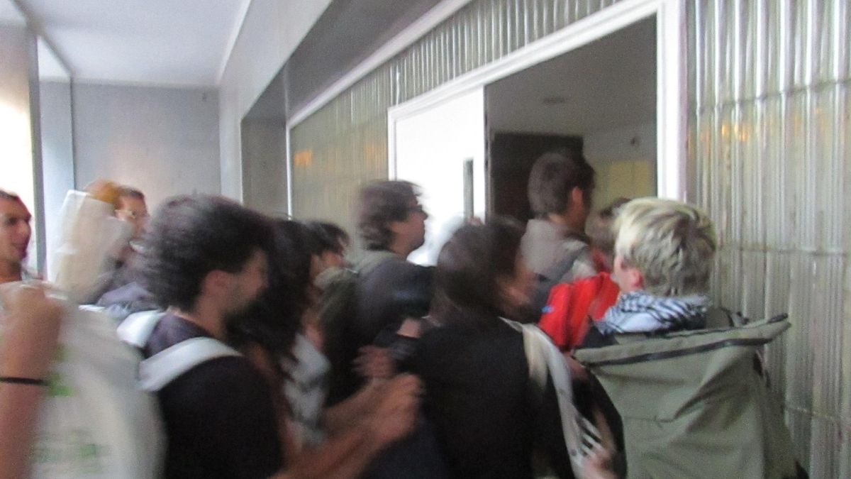 Los estudiantes fuerzan su entrada en la Facultad de Filosofía de la Universidad Complutense