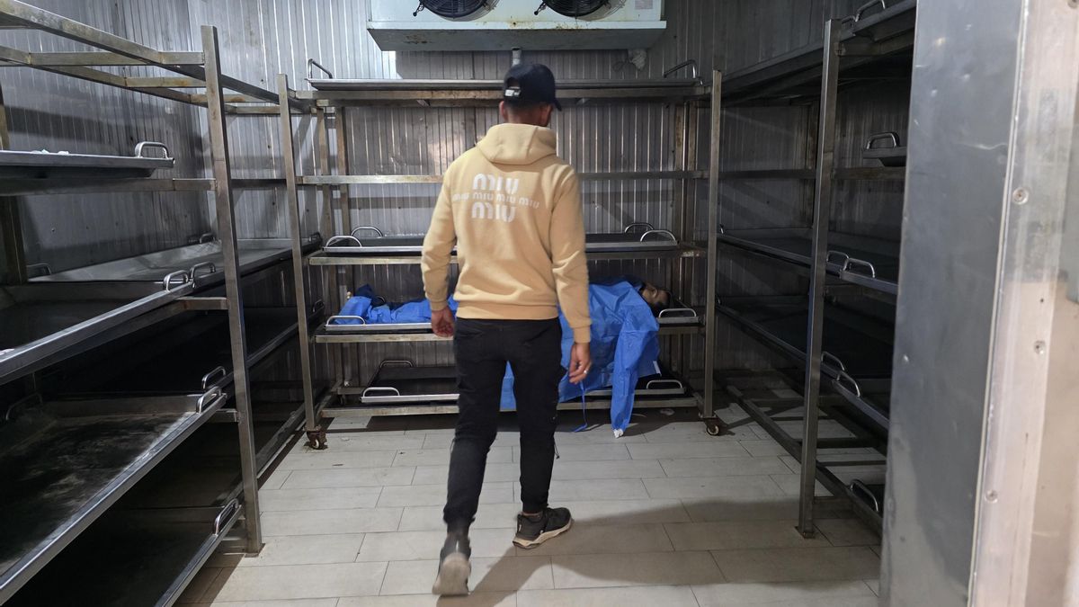 El cadáver de Amjad Al-Jarf, asesinado por soldados israelíes en Gaza este lunes, en un depósito del Hospital Nasser de Jan Yunis.