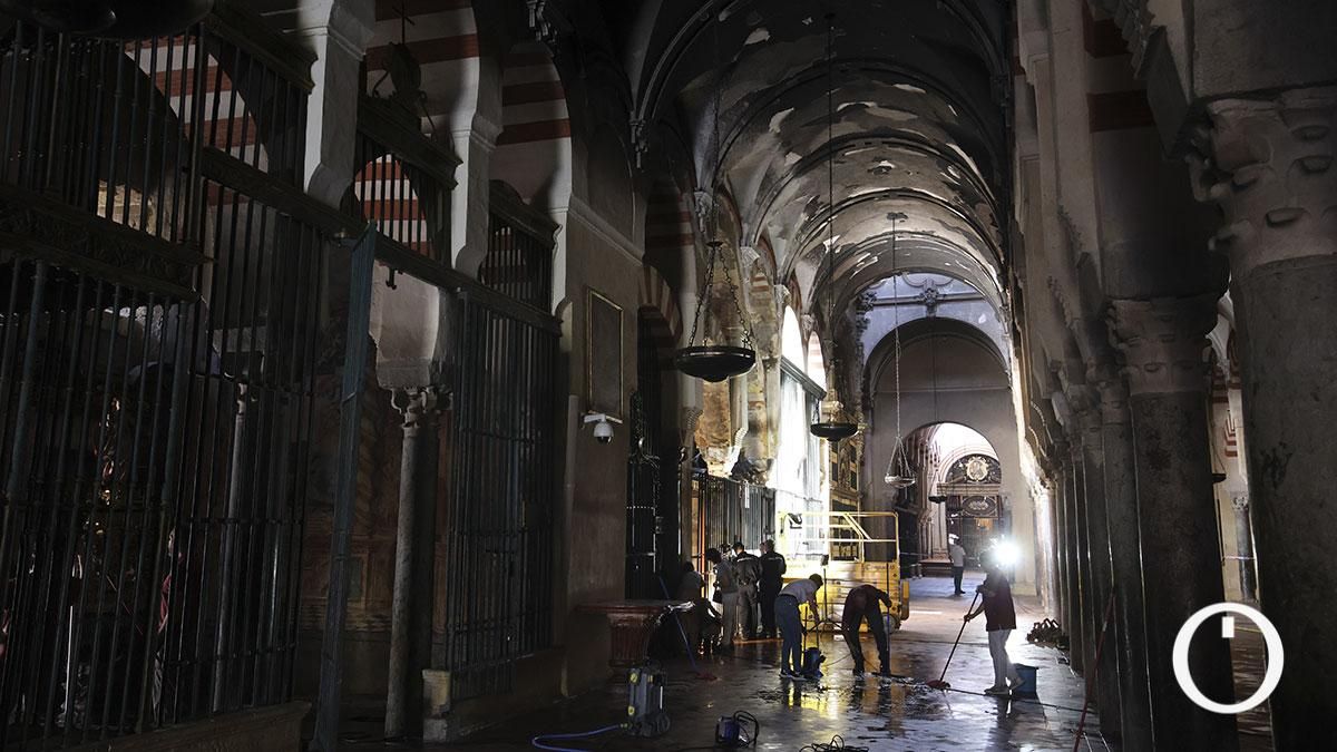 El interior de la Mezquita Catedral un día después del incendio