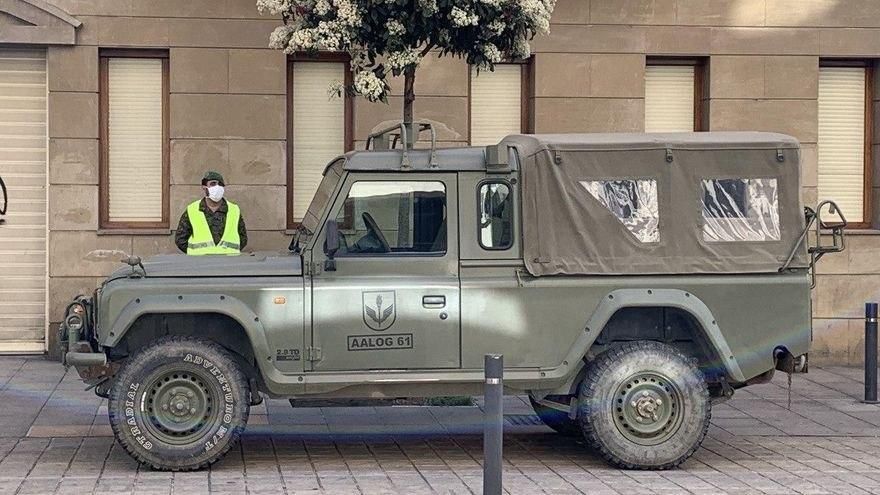 Un todoterreno de la Agrupación de Apoyo Logístico del Ejército de Tierra en la residencia María Inmaculada de Vitoria