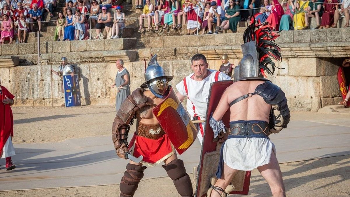 Luchas de gladiadores en el Teatro Romano de Mérida con motivo de la fiesta de recreación histórica Emerita Lvdica. Este año para dar cabida a más espectadores las habrá en dos pases el sábado 24 de mayo, tarde y noche