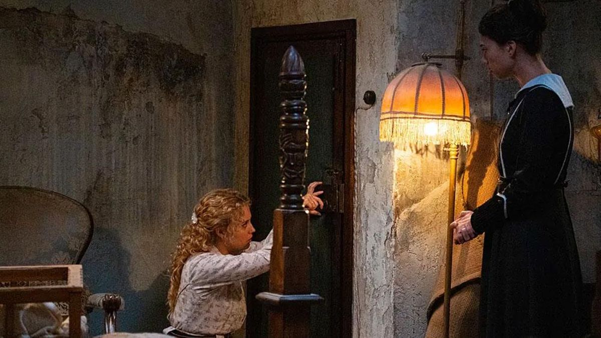 Jana intentando abrir una puerta en 'La Promesa'