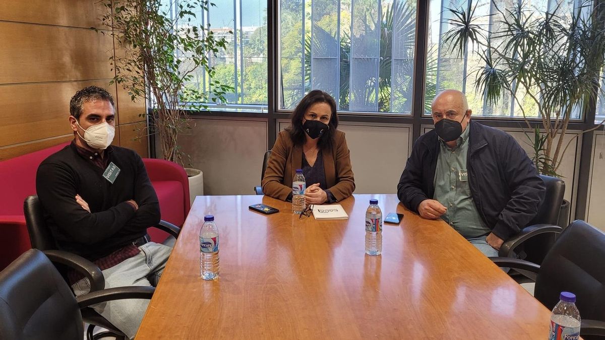 Reunión entre la directora general de Calidad Ambiental y Cambio Climático, María López Sanchís, y el alcalde de Neva, José Antonio Ayala.