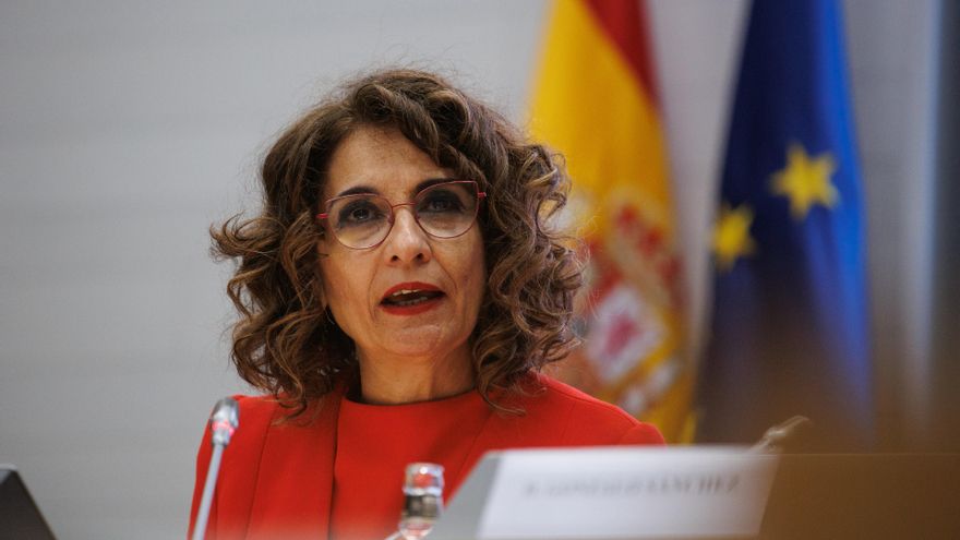 La vicepresidenta primera y ministra de Hacienda, María Jesús Montero, interviene durante la jornada ‘España: 2024, un año de hitos para los Fondos Europeos’ organizada por CEOE y PwC, en la sede de la CEOE, a 25 de abril de 2024, en Madrid (España).