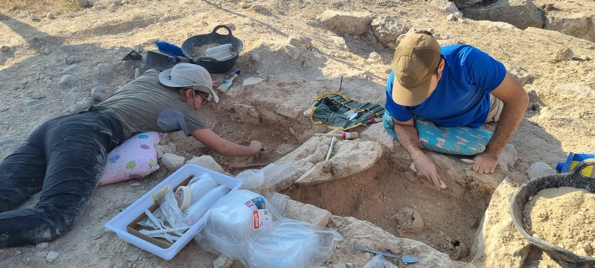 Durante el recorrido por el yacimiento han comprobado las labores efectuadas en las dos zonas abiertas este año, un sector en el que se ha exhumado un edificio rectangular de grandes dimensiones del que todavía no se conoce su función y en cuyo interior se está documentando un importante nivel de derrumbe de teja curva que indica que en origen tendría probablemente una cubierta a un agua.