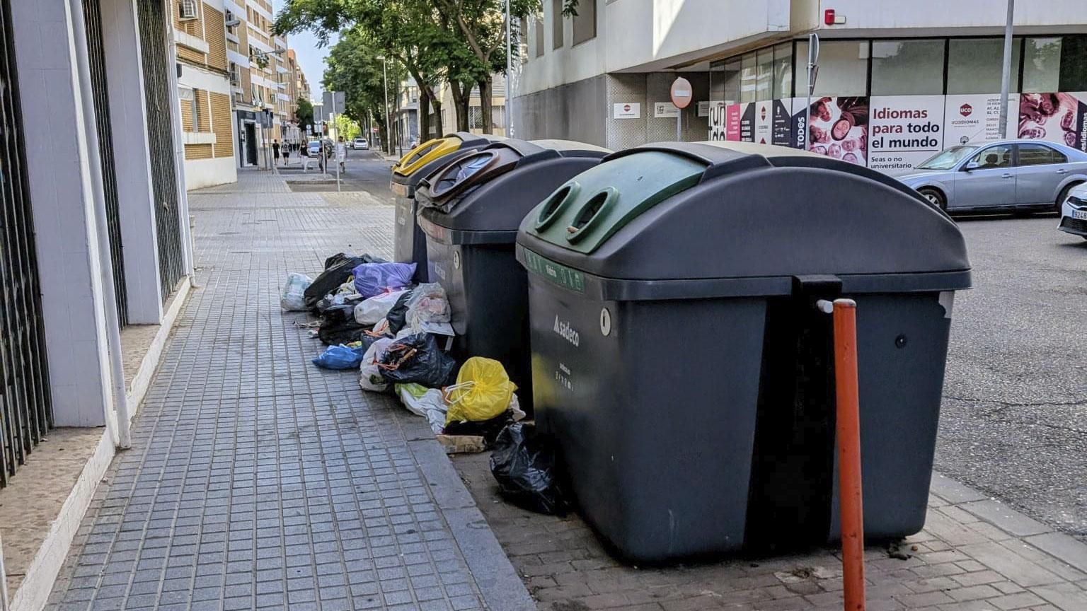 Las quejas e imágenes de la basura sin recoger se multiplican por la ciudad