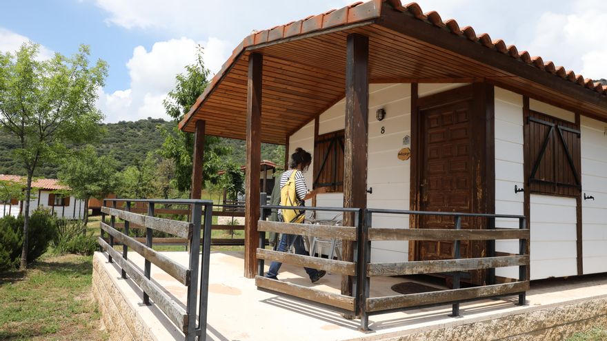 Una clienta entra en un bungalow del Camping Monte Holiday en Gargantilla del Lozoya.