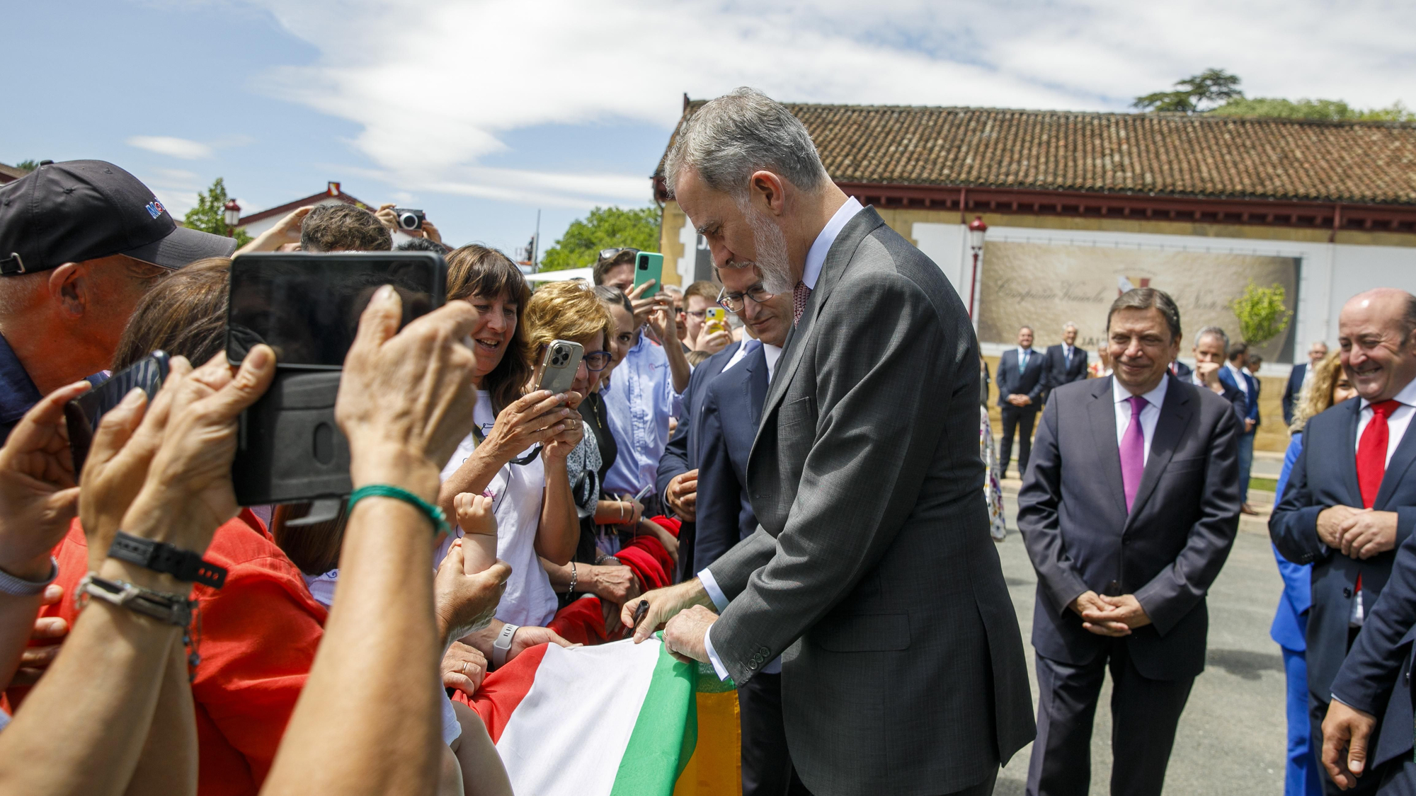 Las imágenes del centenario de Rioja en Haro: el rey Felipe VI inaugura la escultura 'Somos tiempo'