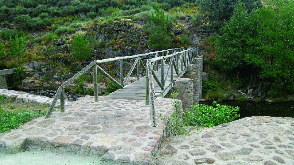 Pasarela entre dos piscinas naturales.