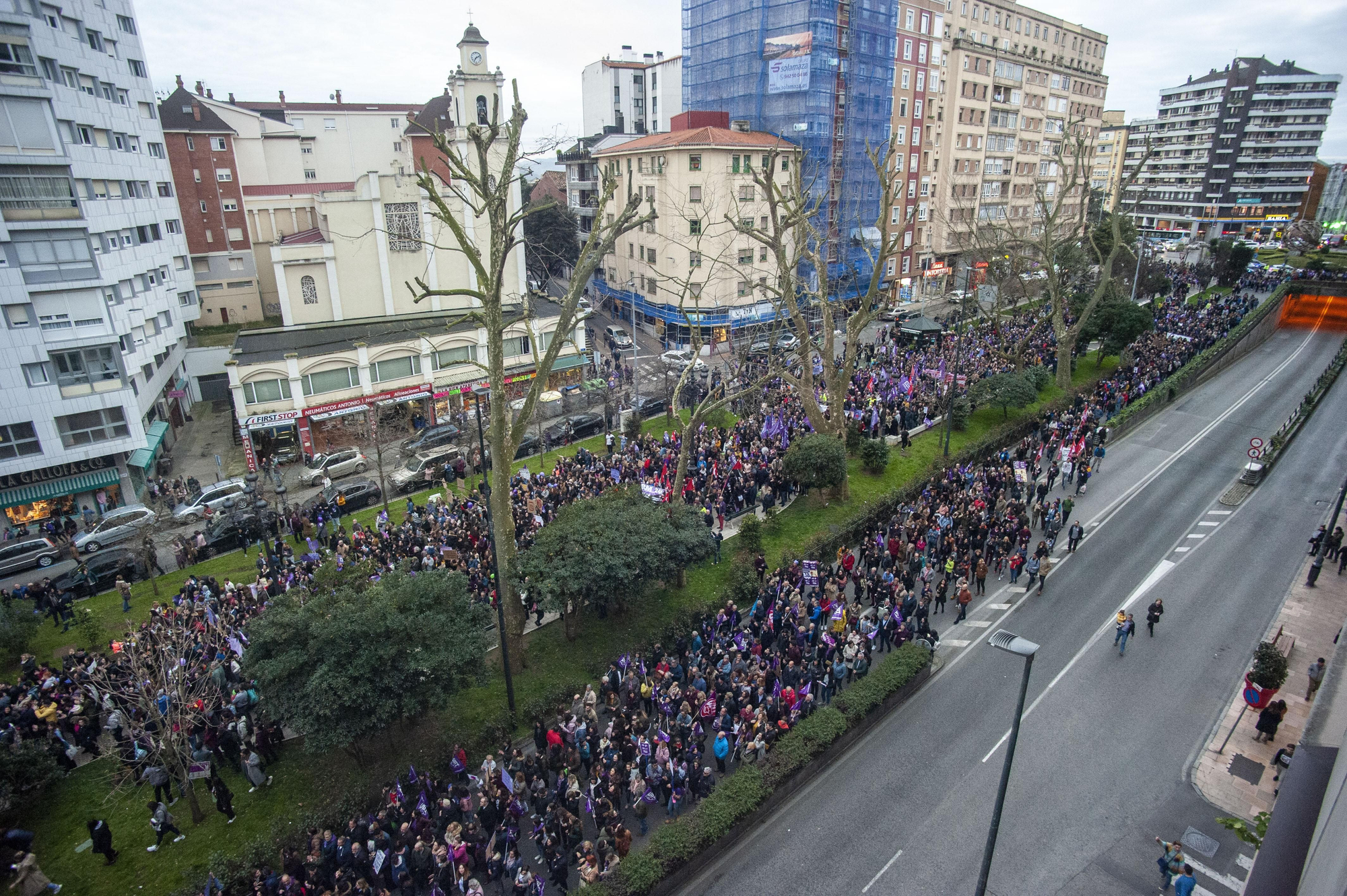 Decenas de miles de personas han colapsado el centro de Santander durante la manifestación del 8M. | BUBY REY
