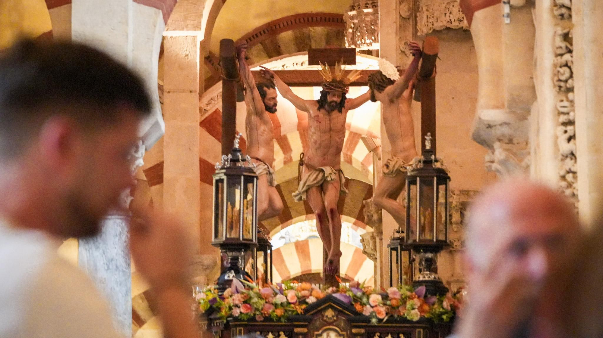 Turistas visitan la Mezquita-Catedral, donde se exponen los pasos que participaron en el Vía Crucis Magno.