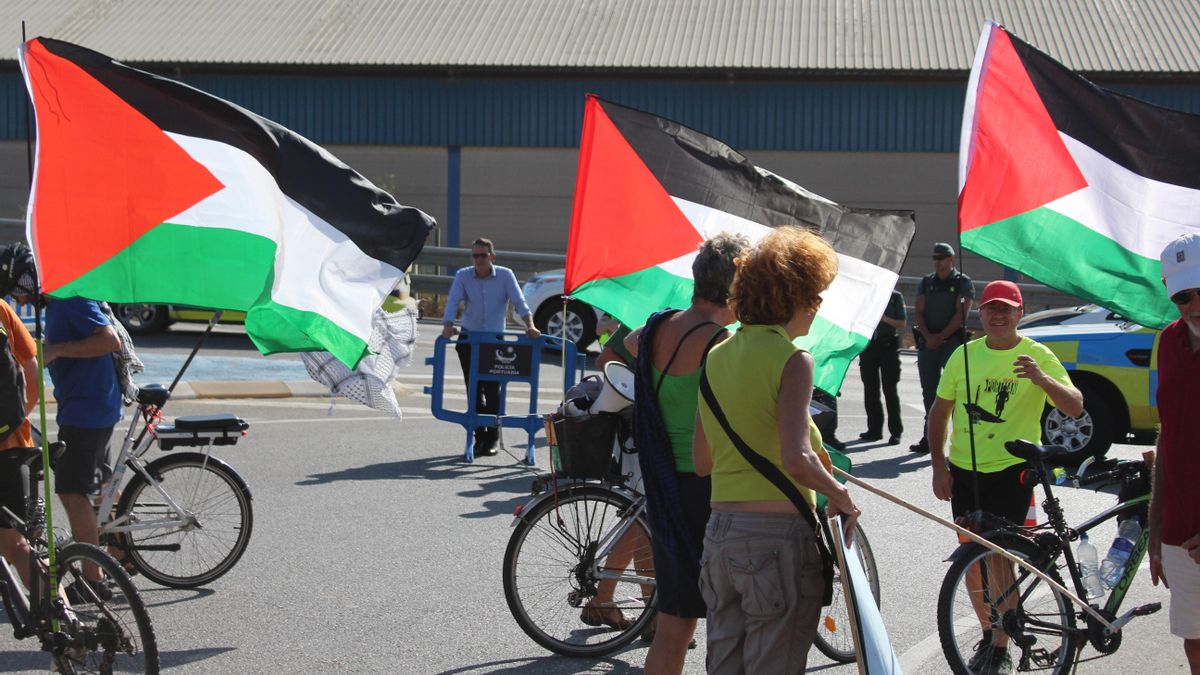 Instante de la protesta frente al puerto de Escombreras por la llegada del Trans Tind a las instalaciones, este domingo.
