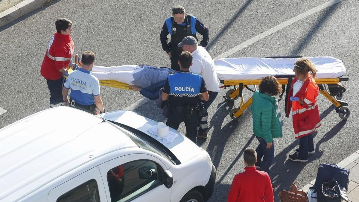 Una ciclista resulta herida en León después de chocar contra la puerta de un coche que se abrió sin mirar