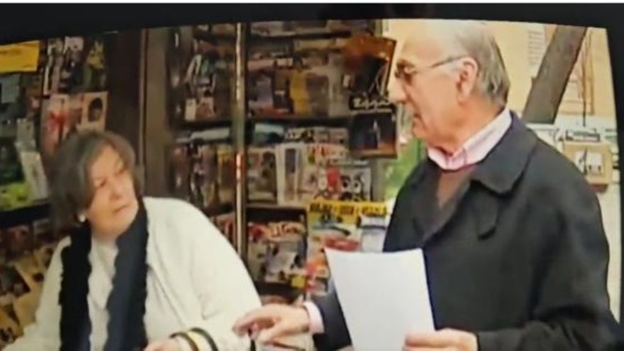 Una placa para 'Pepe Kiosco' en la Alameda de Osuna que homenajea a todos los quiosqueros de barrio