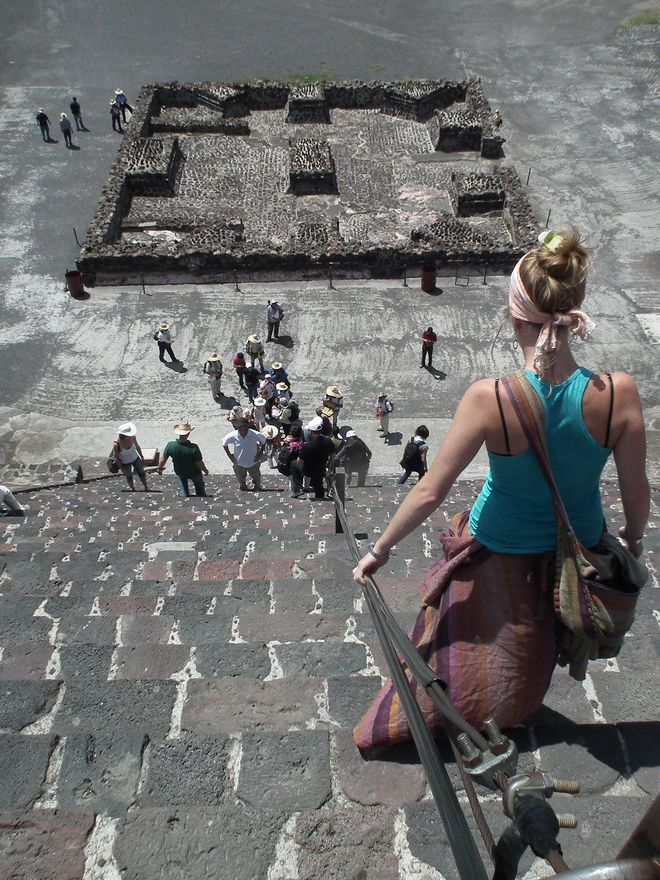 Bajando de la Pirámide del Sol.