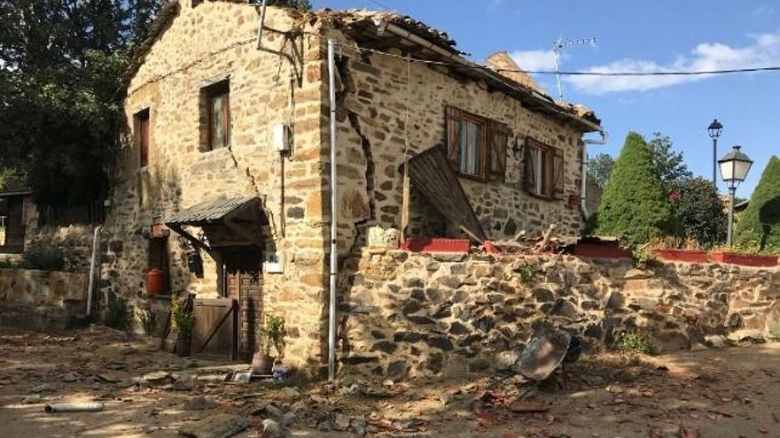 Estado en el que quedó la vivienda. / Foto Bomberos de León.