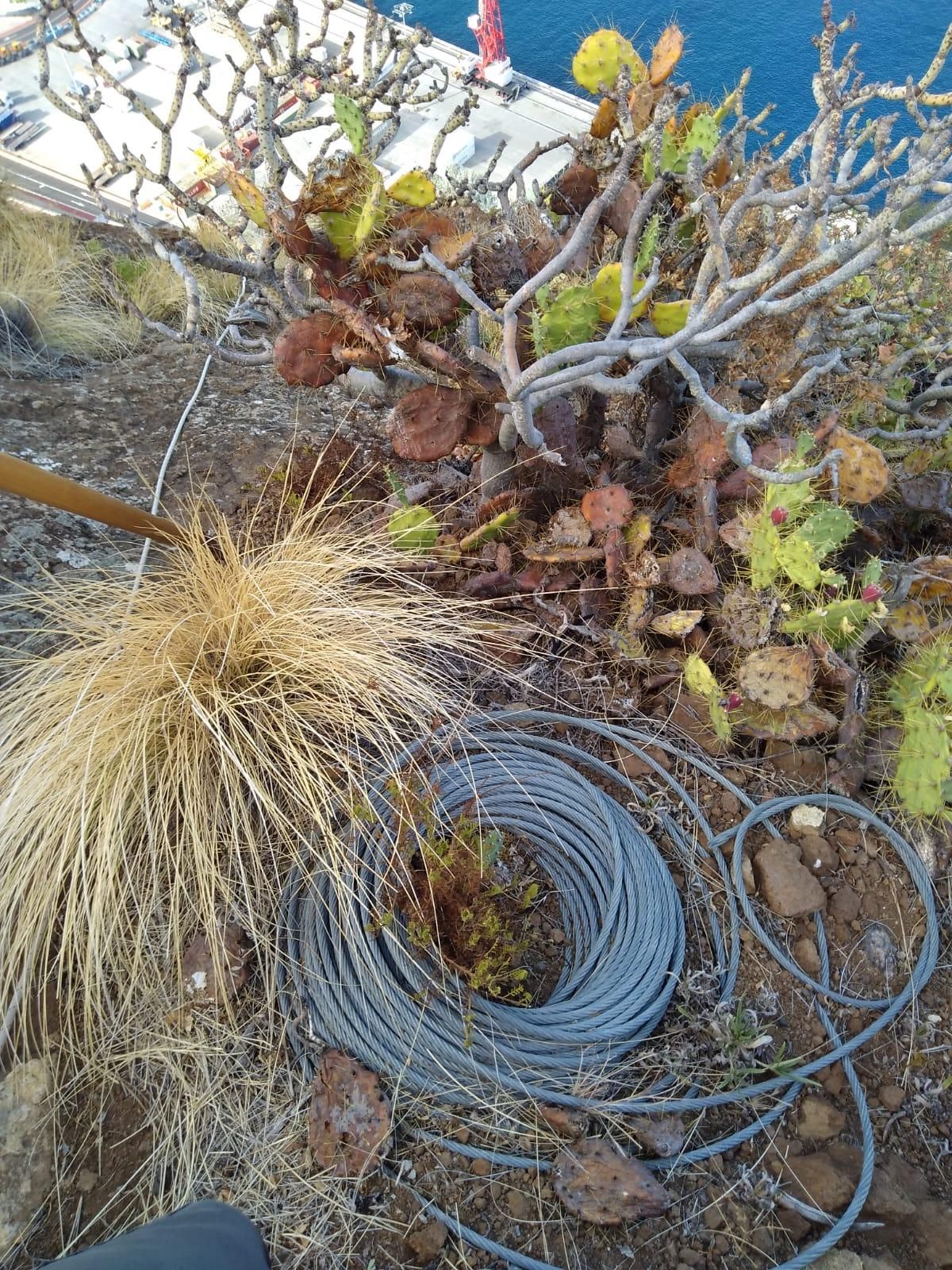 Rollo de cable abandonado.