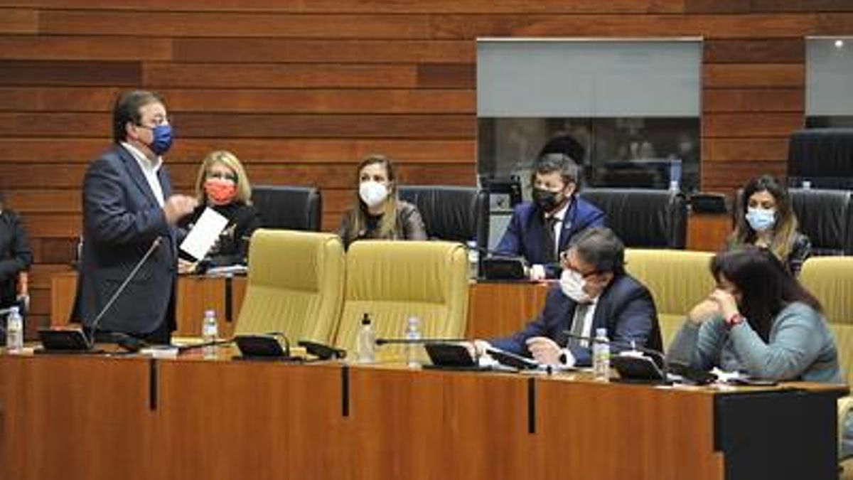 El presidente Fernández Vara debatiendo con Irene de Miguel sobre este proyecto