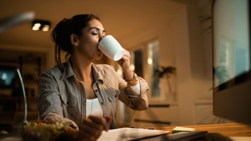 Una experta en sueño, sobre la hora para tomar el último café del día: “Aumenta el estado de alerta y fragmenta el descanso”