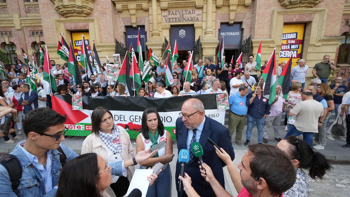 Concentración a las puertas del Rectorado