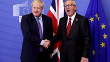 El presidente de la Comisión Europea, Jean-Claude Juncker, estrecha la mano del primer ministro británico, Boris Johnson, el 17 de octubre en Bruselas.