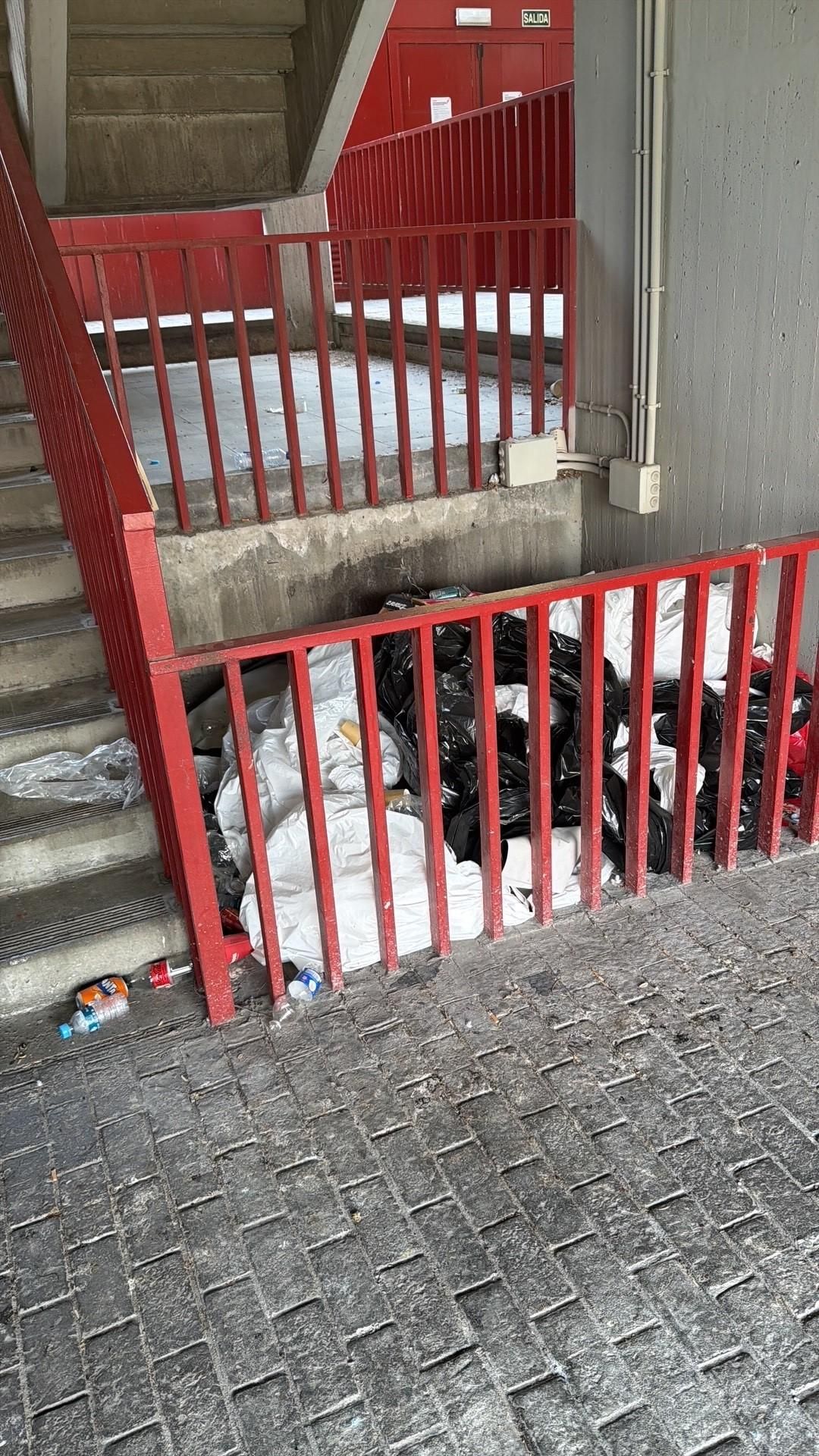 Basura acumulada en el Estadio de Vallecas.