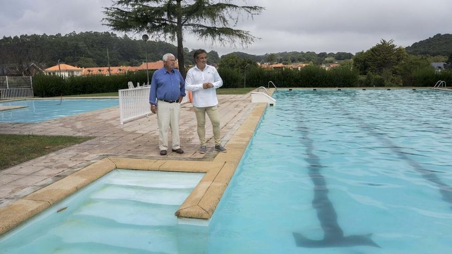 Archivo - El alcalde de Camargo, Diego Movellán, y el pedáneo de Camargo, Ramón Mazo, en las piscinas