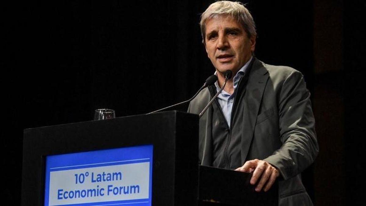 Luis Caputo busca mostrar que tiene blindada la deuda para evitar riesgos con el dólar en medio de las elecciones