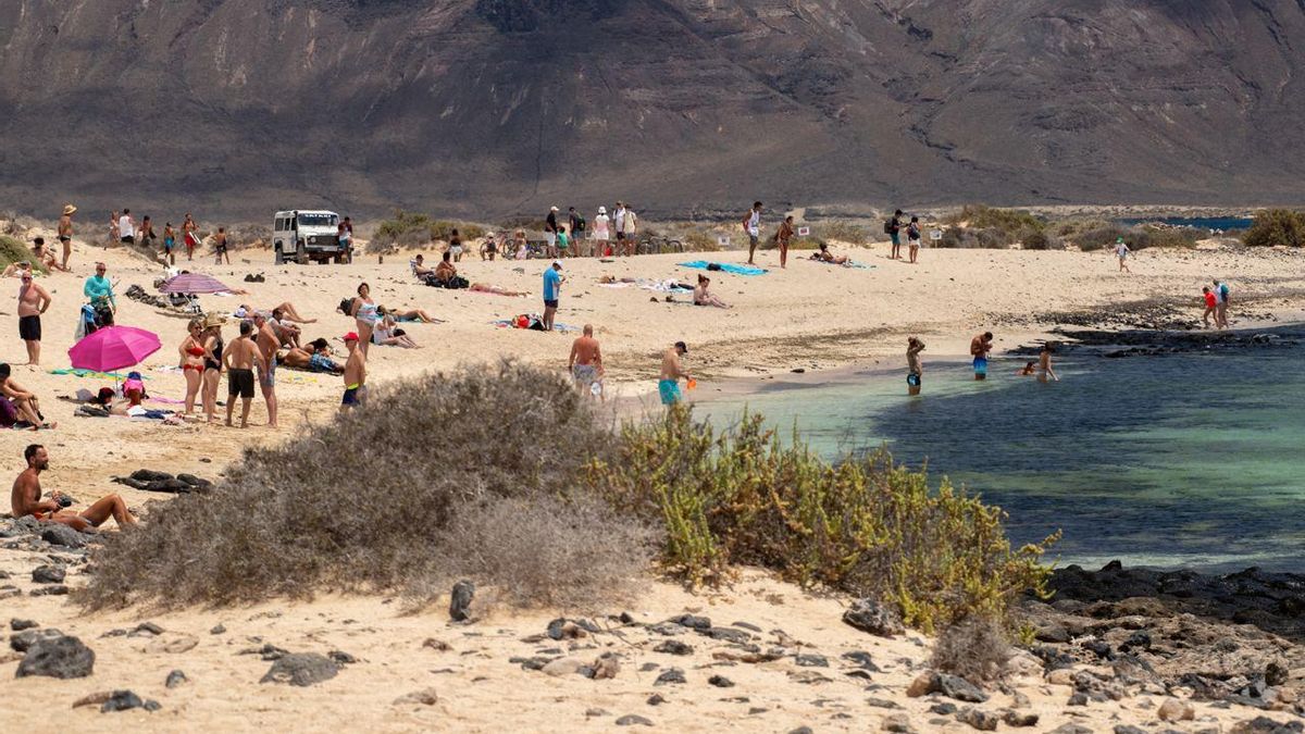 Turistas en la playa de La Francesa, en La Graciosa