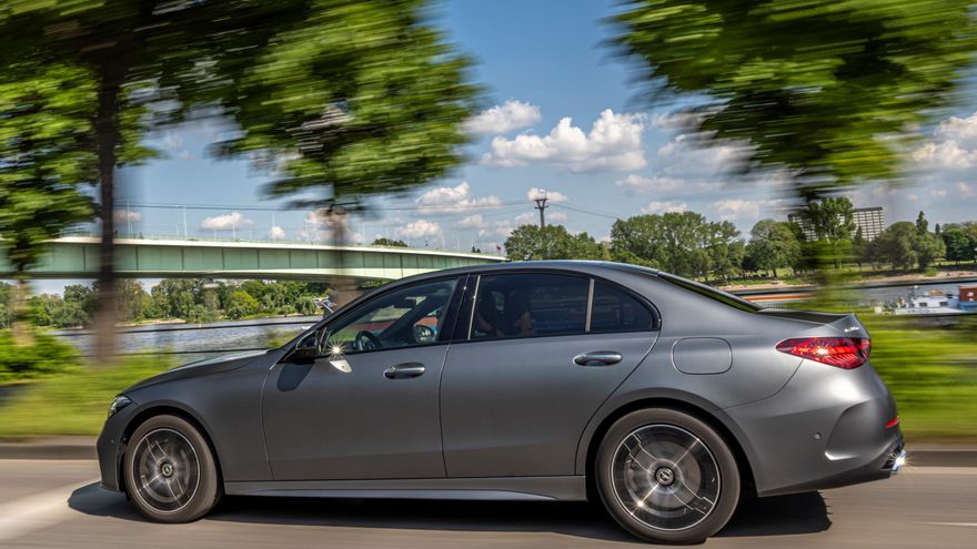 El Mercedes C 300 e puede recorrer 1.000 kilómetros en carretera antes de repostar.