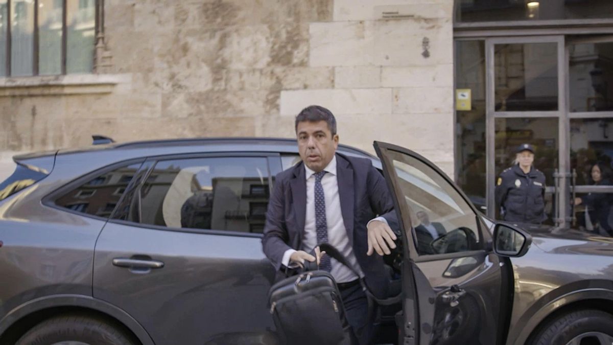 El presidente del Gobierno valenciano, Carlos Mazón, saliendo del coche oficial frente al Palau de la Generalitat en una imagen del documental.