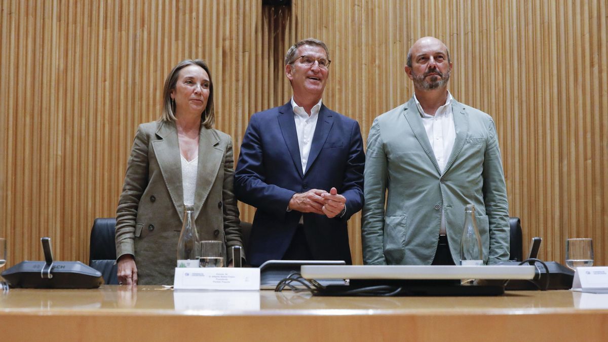 (I-D) La candidata del PP a la Presidencia del Congreso y secretaria general del Partido Popular, Cuca Gamarra, el presidente del Partido Popular, Alberto Núñez Feijóo, y el candidato del PP a la Presidencia del Senado y vicesecretario de coordinación aut