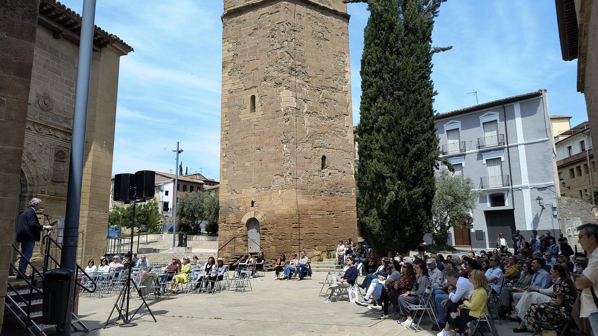 Recital poético en Barbitania, Barbastro, 2025. Recita Luis Alberto de Cuenca.