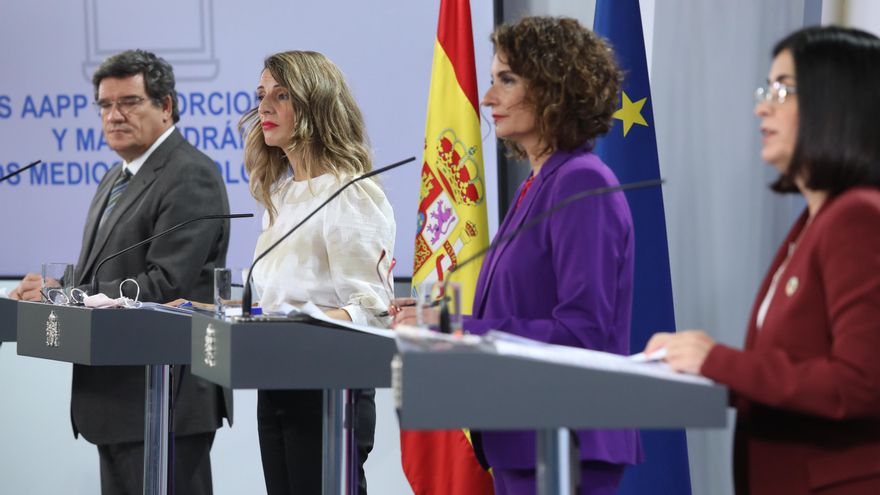 (I-D) El ministro de Seguridad Social y Migraciones, José Luis Escrivá, la ministra Trabajo y Economía Social, Yolanda Díaz, la ministra portavoz y de Hacienda, María Jesús Montero y la ministra de Política Territorial y Función Pública, Carolina Darias