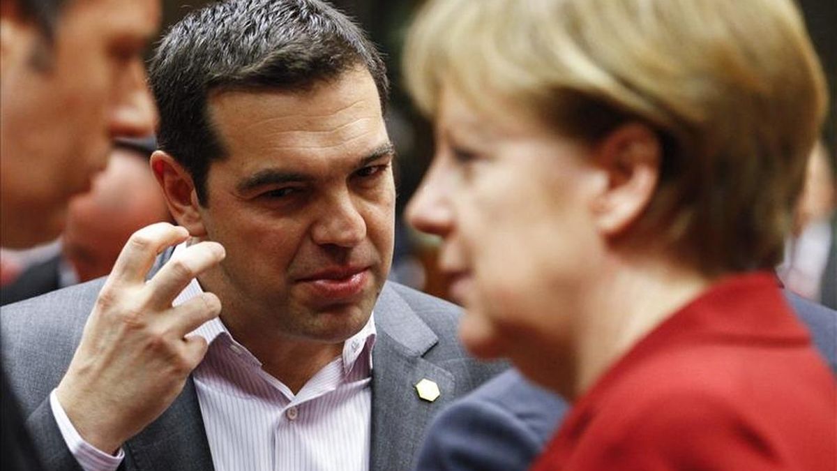 La canciller alemana, Angela Merkel, el primer ministro italiano, Matteo Renzi, y el primer ministro griego, Alexis Tsipras. EFE