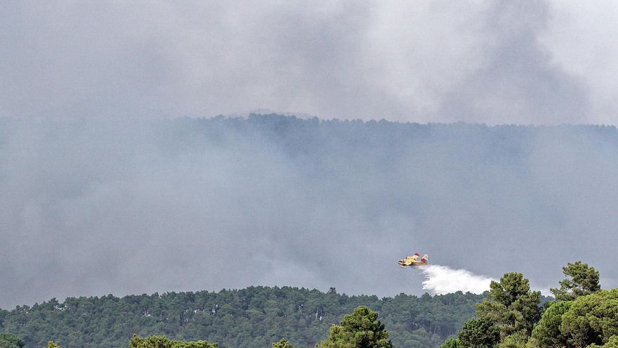 El incendio en el Hoyo de Pinares sigue activo con reproducciones bajo control y los desalojados ya en casa