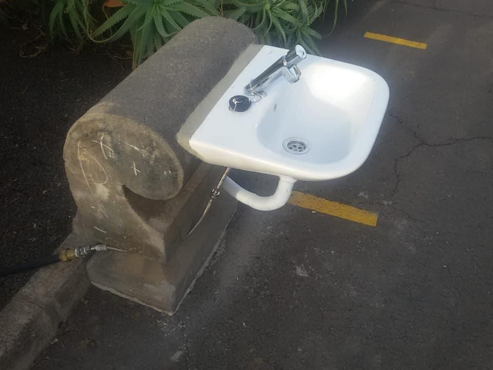 Lavabo instalado en el brazo de un banco en el CEIP El Roque de Los Llanos de Aridane. Imagen: SOS PATRIMONIO HISTÓRICO