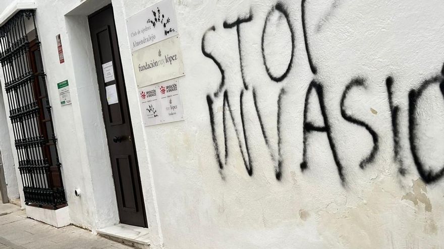 Vandalizan la sede de una fundación que ayuda a personas migrantes en Almendralejo: "Es un delito de odio"