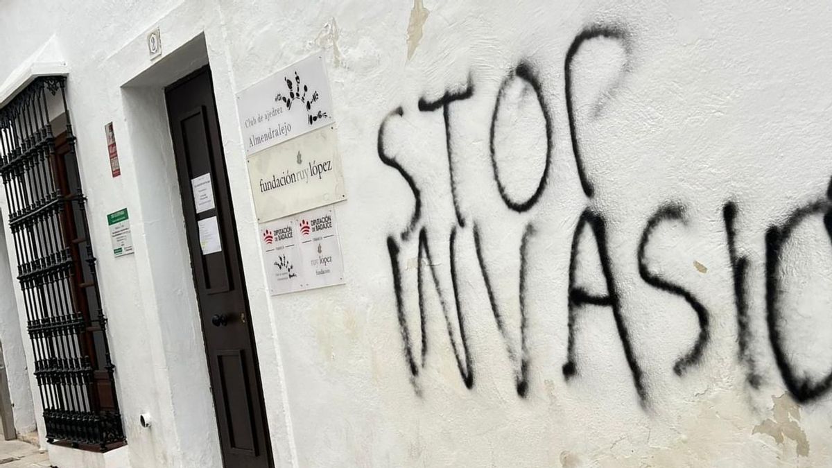Vandalizan la sede de una fundación que ayuda a personas migrantes en Almendralejo: "Es un delito de odio"