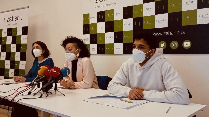 La directora de Zehar-Errefuxatuekin, Arantxa Chacón, junto a la responsable de comunicación Naiara Gutiérrez y Marouane Ziad, quien llegó a Euskadi como menor no acompañado
