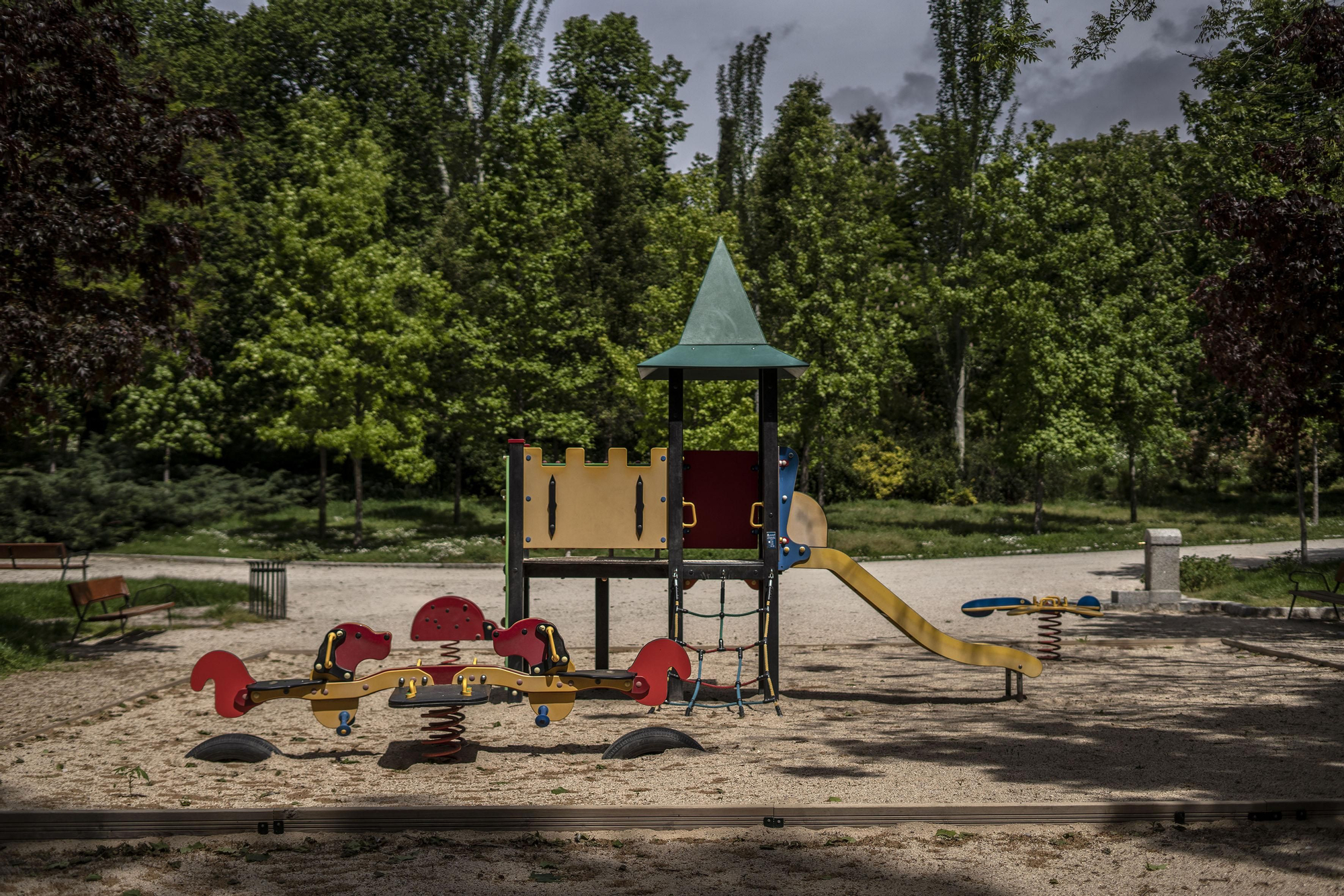 Parque infantil deshabitado en el interior de los jardines de El Retiro (Madrid)